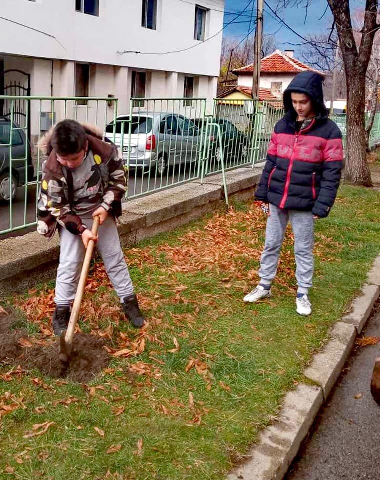 ОУ "Св Климент Охридски" засади 43 дръвчета и 43 рози 3